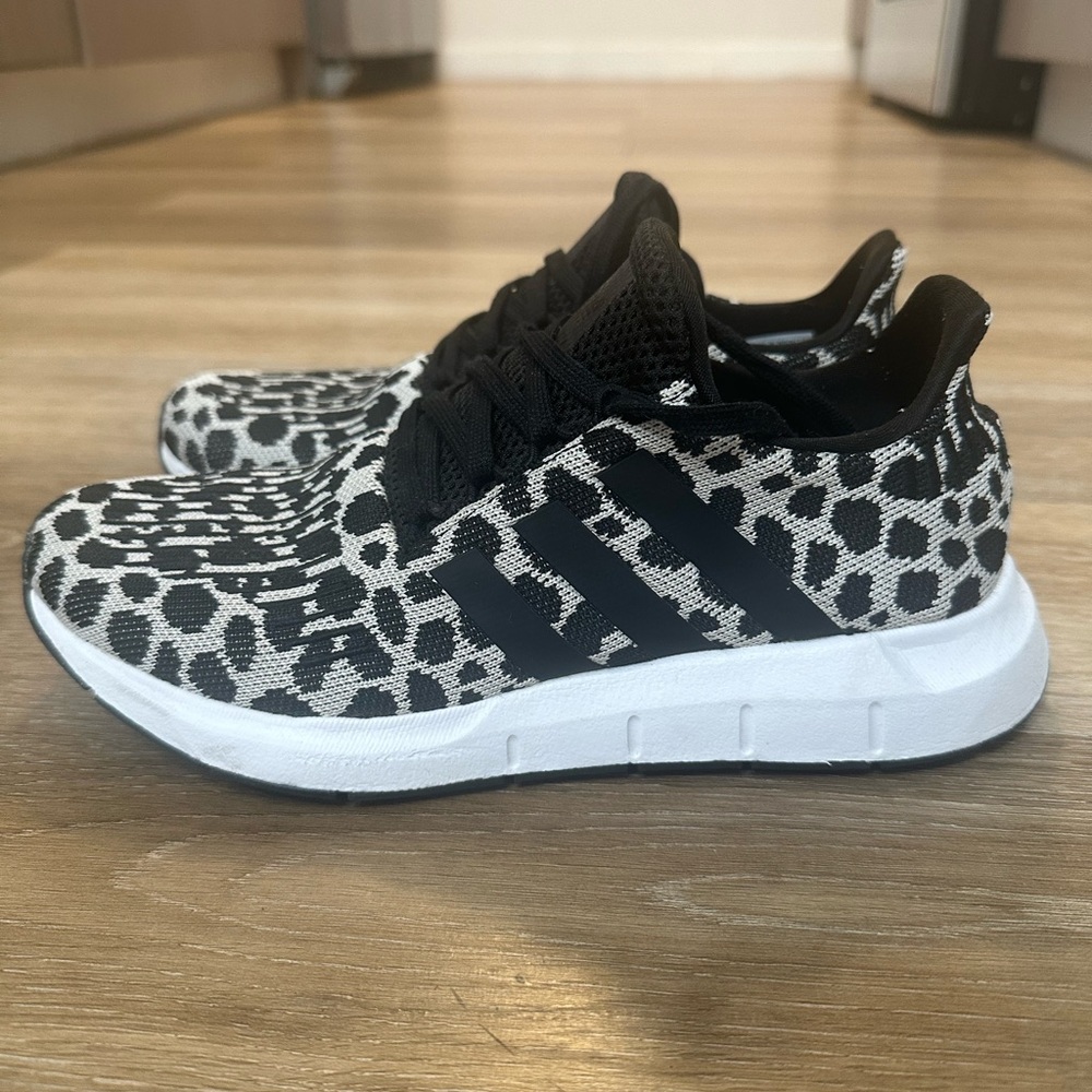 Adidas Originals Womens Swift Run Shoes Sneaker Size 7.5